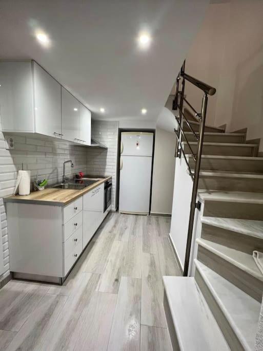 Chris Apartment With Loft เปรเวซา ภายนอก รูปภาพ